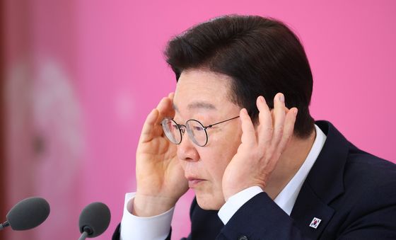 안경 고쳐쓰는 이재명 대통령