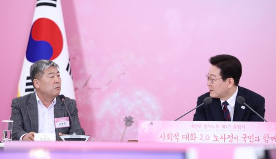 김동명 한국노총 위원장에게 질문하는 이재명 대통령