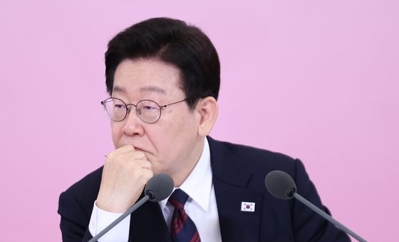 발언 경청하는 이재명 대통령