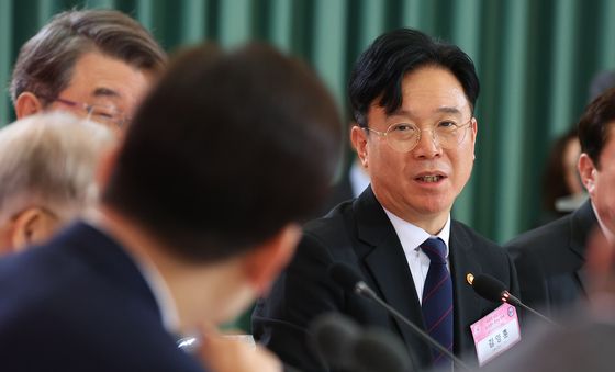 노동정책 토론회 발언하는 김영훈 장관