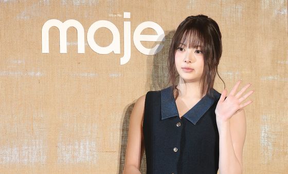 홍은채, 빛나는 손 인사