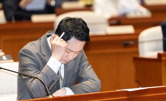 생각 잠긴 장동혁 대표