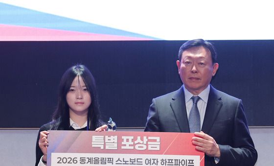 신동빈 롯데 회장, 최가온에게 특별 포상금 전달