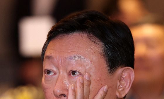 '감동 물결' 속 눈물 훔친 신동빈 회장