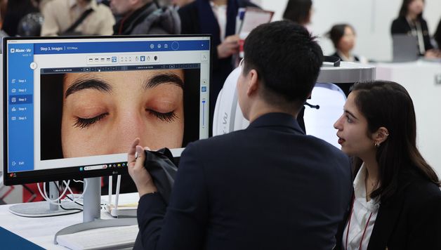 3D 안면 피부진단기 체험하는 외국인 관람객