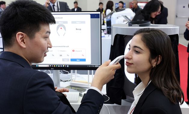 3D 안면 피부진단기 체험하는 외국인 관람객