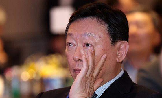 특별 영상에 북받친 감정…신동빈 회장 울컥