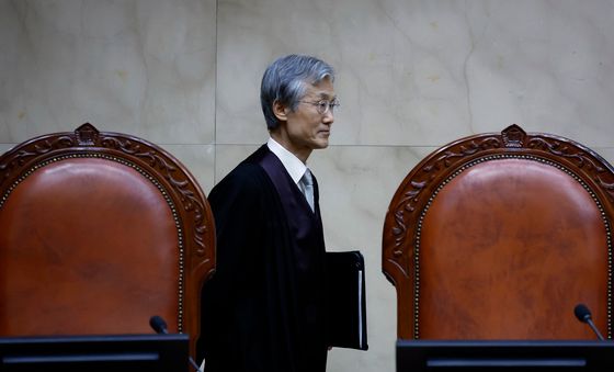 전원합의체 선고 입장하는 조희대 대법원장