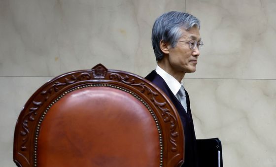 자리로 향하는 조희대 대법원장