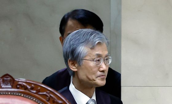 대법정 들어선 조희대 대법원장