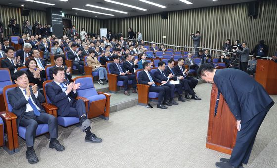 인사하는 정청래 대표