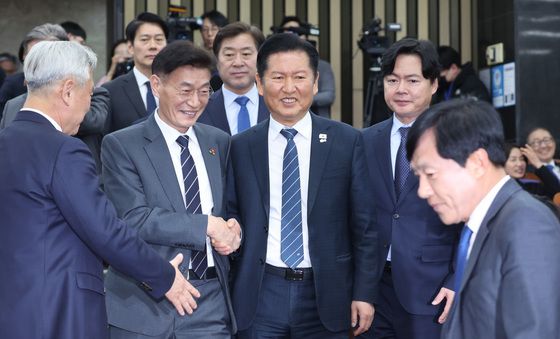 의원총회 참석하는 정청래 대표