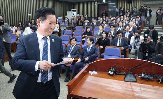 미소짓는 정청래 대표