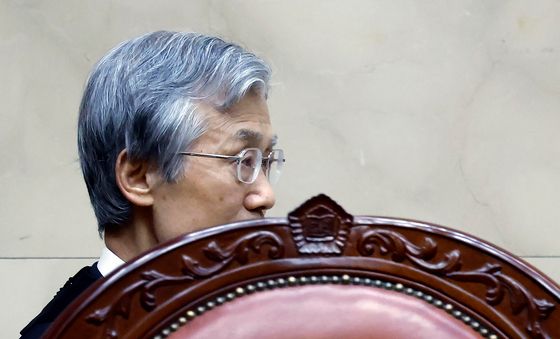 전원합의체 선고 참석하는 조희대 대법원장