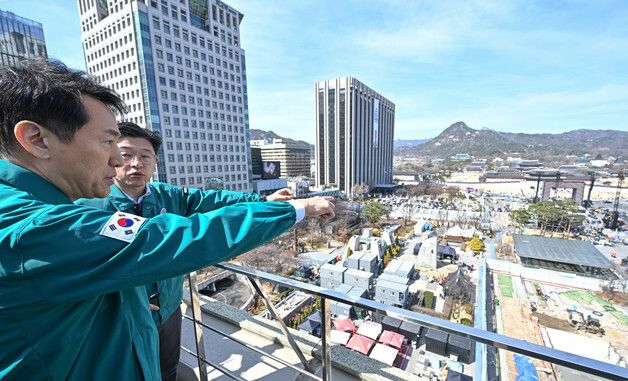 BTS 광화문 공연 무대시설 살피는 오세훈 서울시장