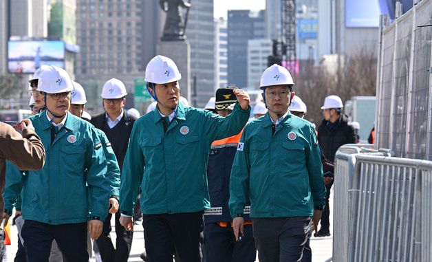 감사의 정원 공사장 점검하는 오세훈 서울시장