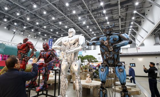 눈길 사로잡는 카페 소품용 로봇