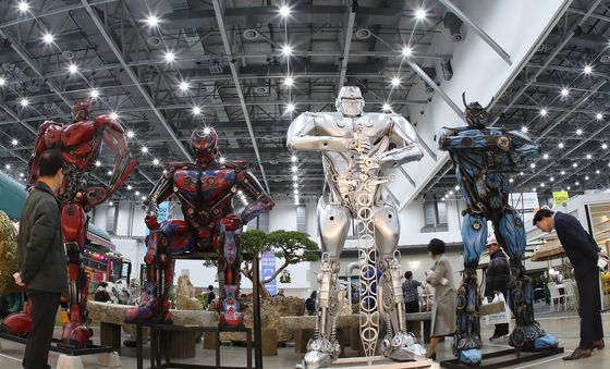 눈길 사로잡는 카페 소품용 로봇