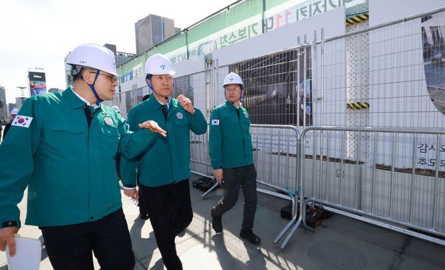 감사의 정원 공사 현장점검하는 오세훈 서울시장