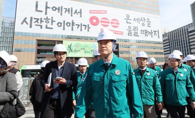 BTS 공연 준비 현장 점검하는 오세훈 서울시장