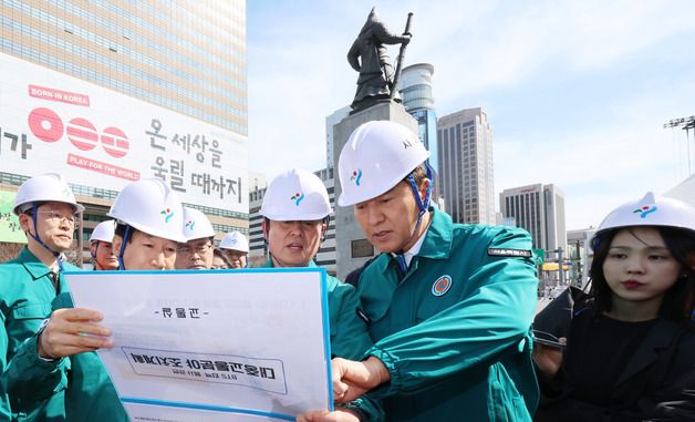 BTS 공연 준비 현장 설명듣는 오세훈 시장