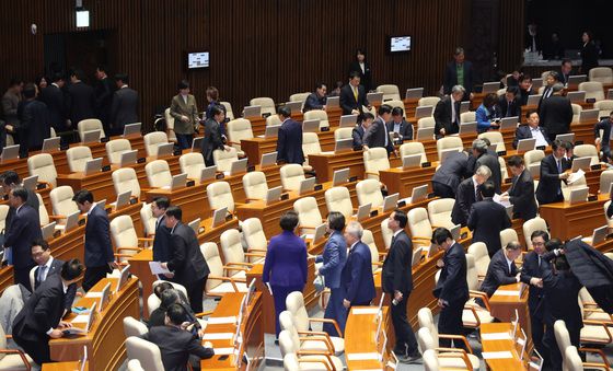 본회의장 나서는 더불어민주당