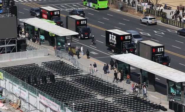 광화문광장 차도 지나가는 BTS 트럭 행렬