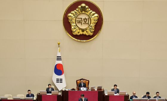 본회의장 떠나는 의원들