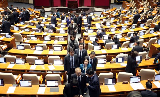 국민의힘 필리버스터 돌입, 본회의장 떠나는 의원들