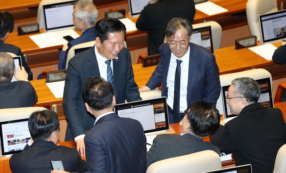 밝은 표정으로 대화하는 정청래 대표