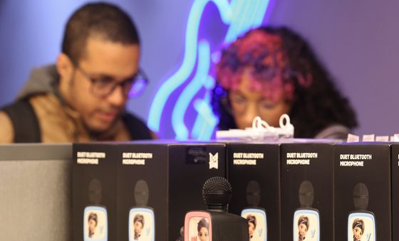 BTS 굿즈 살펴보는 외국인 관광객들