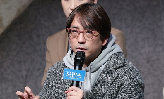 취재진 질문에 답하는 김태형 연출