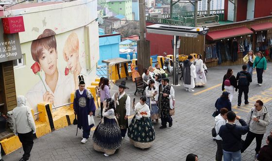 BTS 정국·지민 벽화서 사진 찍는 외국인 관광객들