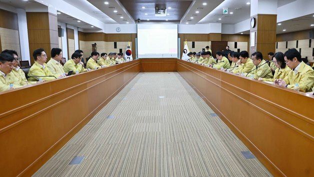 김정관 장관, 산업통상부 확대간부회의 주재