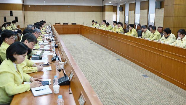 산업통상부 확대간부회의 주재하는 김정관 장관