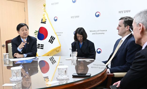 IMF 수석 부총재 면담하는 구윤철 부총리