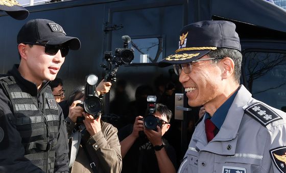 BTS 컴백공연 지원 나선 경찰특공대 격려하는 경찰청장 직무대행