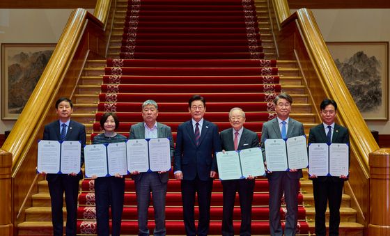 '노사정공동선언문 들고'