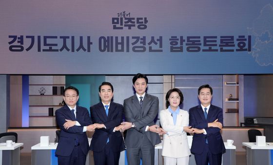 손 맞잡은 민주당 경기도지사 예비후보들