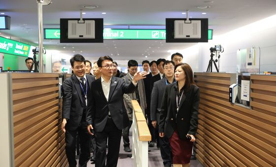 김민석 총리, BTS 컴백 공연 관련 인천공항 입국장 점검