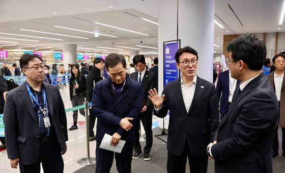 김민석 총리, BTS 컴백 공연 관련 인천공항 입국장 점검
