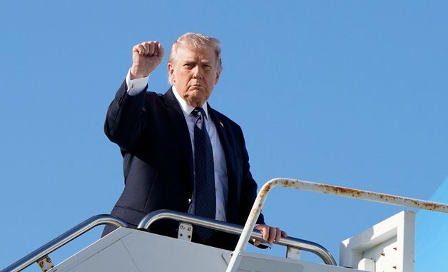 [포토]백악관 복귀 위해 에어포스원 탑승하는 트럼프
