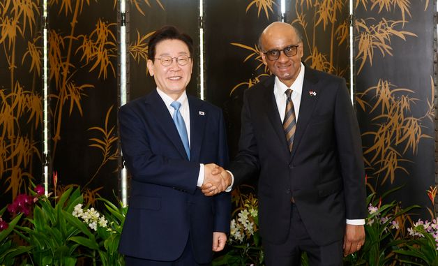악수하는 이재명·타르만 샨무가라트남 대통령