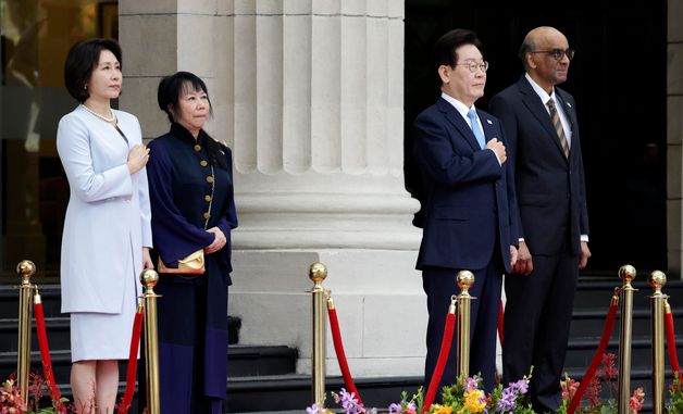 국민의례 하는 이재명 대통령