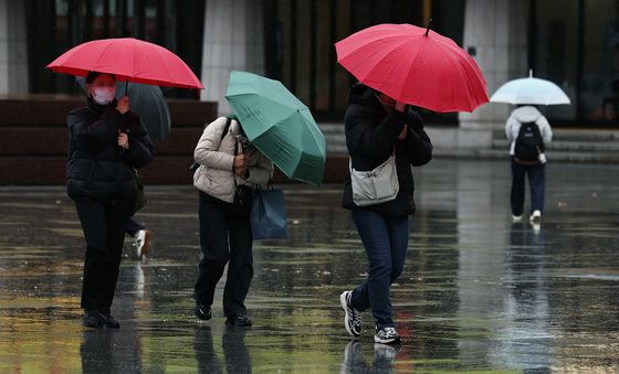 비바람에 힘겨운 발걸음