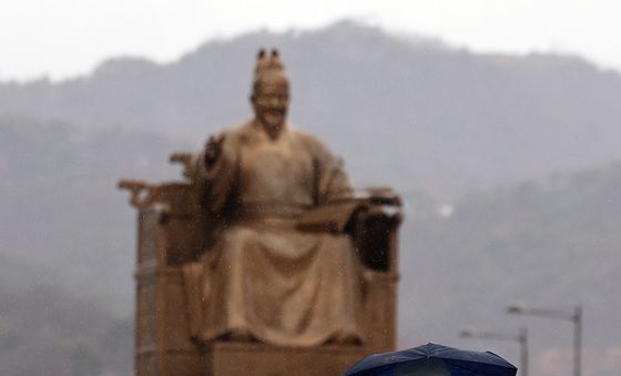 비바람에 다시 꺼낸 패딩