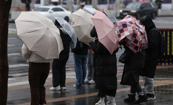 '비바람에 기온 뚝'
