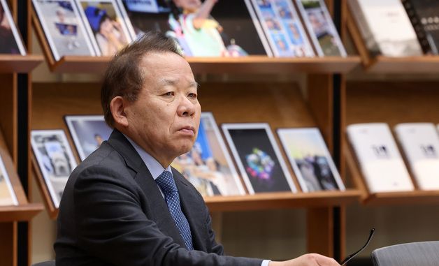 생각 잠긴 김이수 민주당 중앙당 공천관리위원장