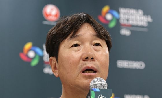 취재진 질문에 답하는 류지현 감독