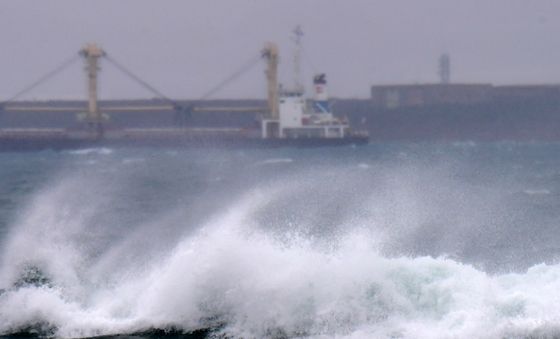 강풍에 파도 밀려드는 해안가